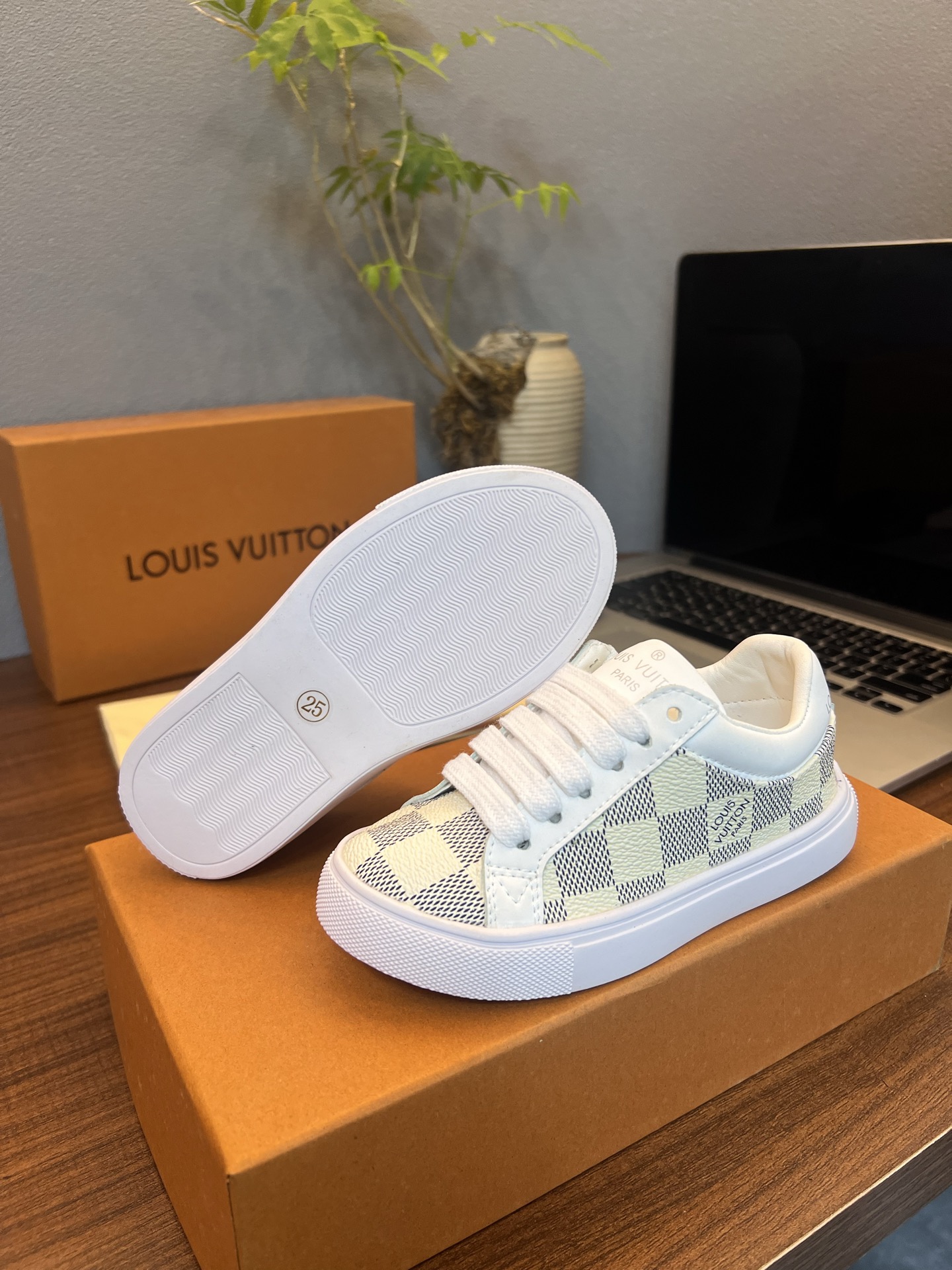 Children's shoes child